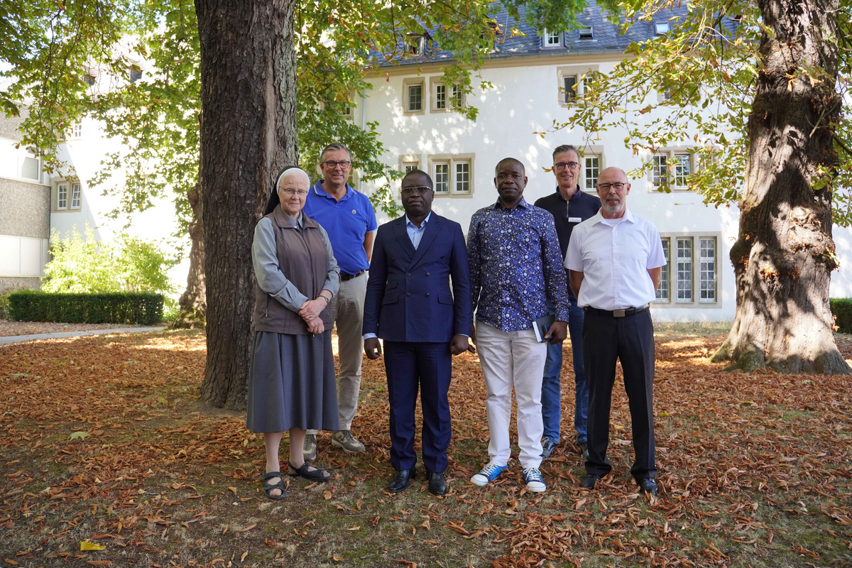 Klinikum Mutterhaus Der Borromäerinnen: Hilfe Für Afrika